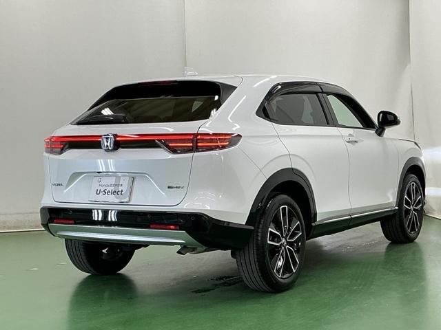 ヴェゼル ｅ：ＨＥＶＺ　ナビ　Ｒカメラ　ブルートゥース　フルセグ　Ｓヒータ　定期点検記録簿　電動テールゲート　サイドエアバッグ　後カメラ　前後障害物センサー　横滑防止装置　エアコン　ＬＥＤヘットライト　パワステ　ＵＳＢ接続（8枚目）