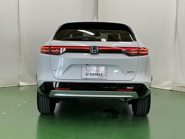 ヴェゼル ｅ：ＨＥＶＺ　ナビ　Ｒカメラ　ブルートゥース　フルセグ　Ｓヒータ　定期点検記録簿　電動テールゲート　サイドエアバッグ　後カメラ　前後障害物センサー　横滑防止装置　エアコン　ＬＥＤヘットライト　パワステ　ＵＳＢ接続（9枚目）