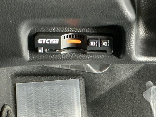 ヴェゼル ｅ：ＨＥＶＺ　ナビ　Ｒカメラ　ブルートゥース　フルセグ　Ｓヒータ　定期点検記録簿　電動テールゲート　サイドエアバッグ　後カメラ　前後障害物センサー　横滑防止装置　エアコン　ＬＥＤヘットライト　パワステ　ＵＳＢ接続（13枚目）