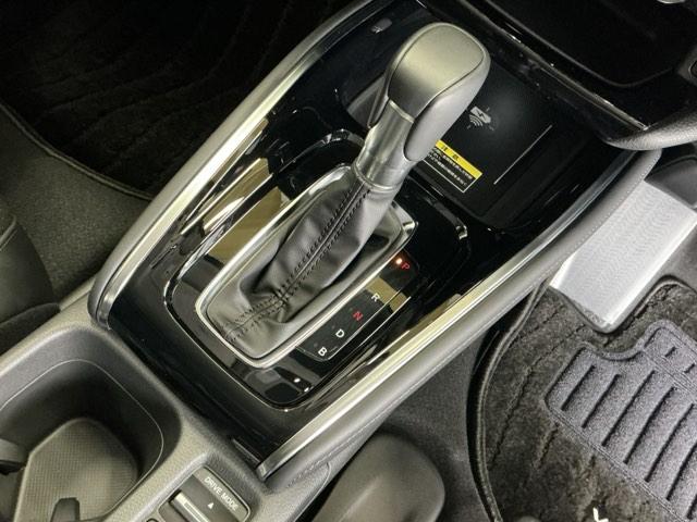 ヴェゼル ｅ：ＨＥＶＺ　ナビ　Ｒカメラ　ブルートゥース　フルセグ　Ｓヒータ　定期点検記録簿　電動テールゲート　サイドエアバッグ　後カメラ　前後障害物センサー　横滑防止装置　エアコン　ＬＥＤヘットライト　パワステ　ＵＳＢ接続（17枚目）