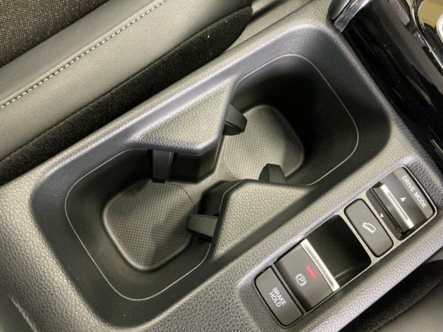 ヴェゼル ｅ：ＨＥＶＺ　ナビ　Ｒカメラ　ブルートゥース　フルセグ　Ｓヒータ　定期点検記録簿　電動テールゲート　サイドエアバッグ　後カメラ　前後障害物センサー　横滑防止装置　エアコン　ＬＥＤヘットライト　パワステ　ＵＳＢ接続（18枚目）