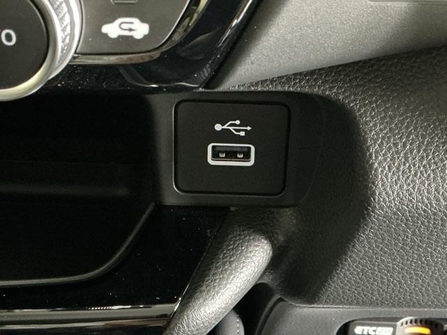 ヴェゼル ｅ：ＨＥＶＺ　ナビ　Ｒカメラ　ブルートゥース　フルセグ　Ｓヒータ　定期点検記録簿　電動テールゲート　サイドエアバッグ　後カメラ　前後障害物センサー　横滑防止装置　エアコン　ＬＥＤヘットライト　パワステ　ＵＳＢ接続（19枚目）