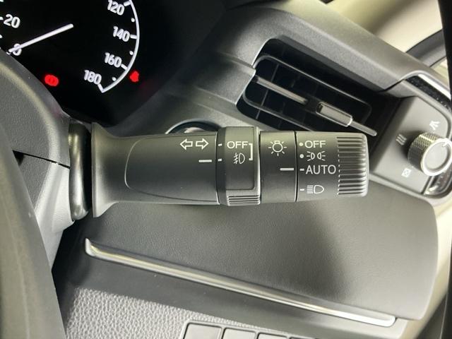 ヴェゼル ｅ：ＨＥＶＺ　ナビ　Ｒカメラ　ブルートゥース　フルセグ　Ｓヒータ　定期点検記録簿　電動テールゲート　サイドエアバッグ　後カメラ　前後障害物センサー　横滑防止装置　エアコン　ＬＥＤヘットライト　パワステ　ＵＳＢ接続（28枚目）