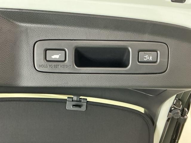 ヴェゼル ｅ：ＨＥＶＺ　ナビ　Ｒカメラ　ブルートゥース　フルセグ　Ｓヒータ　定期点検記録簿　電動テールゲート　サイドエアバッグ　後カメラ　前後障害物センサー　横滑防止装置　エアコン　ＬＥＤヘットライト　パワステ　ＵＳＢ接続（50枚目）