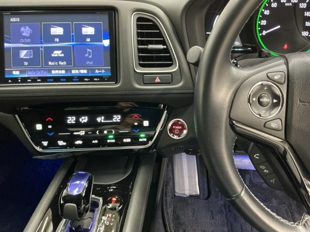 �z���_�����������[�i�r���ڂȂ̂ŁA�����ւ̃h���C�u�����C���������I�X�e�A�����O���葤�ɃI�[�f�B�I�֘A�̃R���g���[���X�C�b�`��z�u���Ă��܂��B���쎞�͎�������炷���ƂȂ��^�]�ɏW���ł��܂�