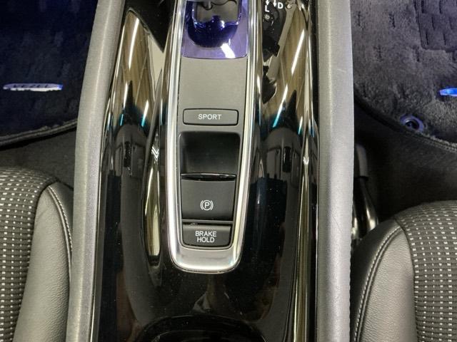 �p�[�L���O�u���[�L�̓X�}�[�g�ȓd�q���䎮�ƍ��킹�ďa�؎����Ƀu���[�L�y�_�����瑫�𗣂��Ă���ԏ�Ԃ�ێ����Ă����I�[�g�u���[�L�z�[���h�@�\�ŉ^�]���y�ɂȂ�܂��B�X�^�[�g�̓A�N�Z���y�_���𓥂ނ���