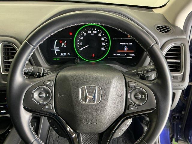 �X�e�A�����O�E�葤�Ɉ��S�^�]�x���@�\�̃z���_�Z���V���O���R���g���[������X�C�b�`�A���葤�ɃI�[�f�B�I�֘A�̃R���g���[���X�C�b�`��z�u�A��������炷���ƂȂ��^�]�ɏW���ł��܂�