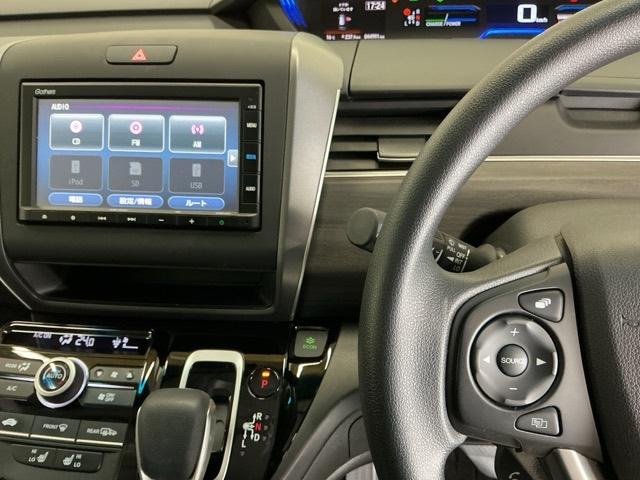 �z���_�����������[�i�r���ڂȂ̂ŁA�����ւ̃h���C�u�����C���������I�X�e�A�����O���葤�ɃI�[�f�B�I�֘A�̃R���g���[���X�C�b�`��z�u���Ă��܂��B���쎞�͎�������炷���ƂȂ��^�]�ɏW���ł��܂�