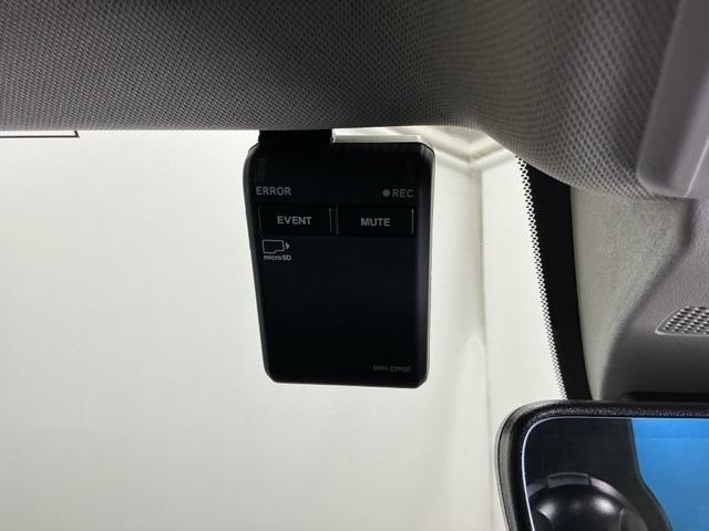 �܂����I�̎��̂��߂Ƀh���C�u���R�[�_�[�������Ă��܂��B�Փ˂����m����ƈ�莞�ԉ摜�������ۑ��ł���̂ň��S�ł�