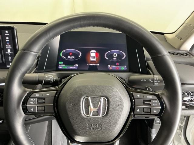 �X�e�A�����O�E�葤�Ɉ��S�^�]�x���@�\�̃z���_�Z���V���O���R���g���[������X�C�b�`�A���葤�ɃI�[�f�B�I�֘A�̃R���g���[���X�C�b�`��z�u�A��������炷���ƂȂ��^�]�ɏW���ł��܂�