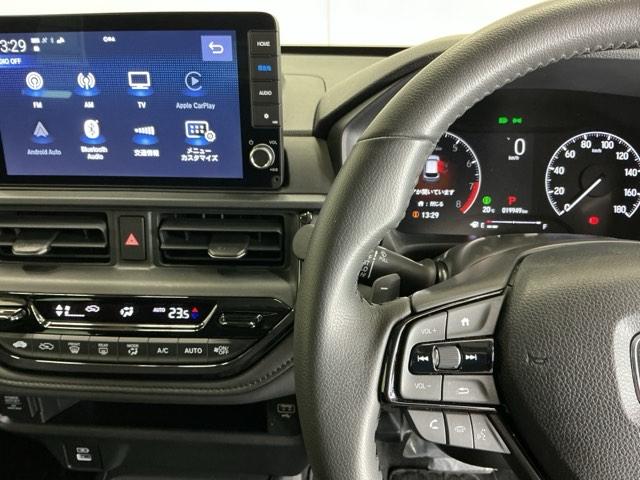 �z���_�����������[�i�r���ڂȂ̂ŁA�����ւ̃h���C�u�����C���������I�X�e�A�����O���葤�ɃI�[�f�B�I�֘A�̃R���g���[���X�C�b�`��z�u���Ă��܂��B���쎞�͎�������炷���ƂȂ��^�]�ɏW���ł��܂�