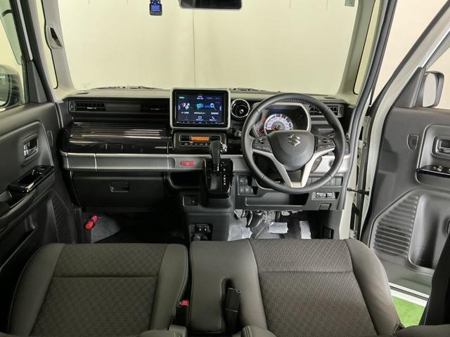 �h���C�o�[�𒆐S�Ɏ��R�Ɏ肪�͂��ʒu�ɂ`�s�Z���N�g���o�[��G�A�R���A�l�X�ȑ���X�C�b�`�Ȃǂ�z�u�A���쐫�ɗD��Ă��܂�