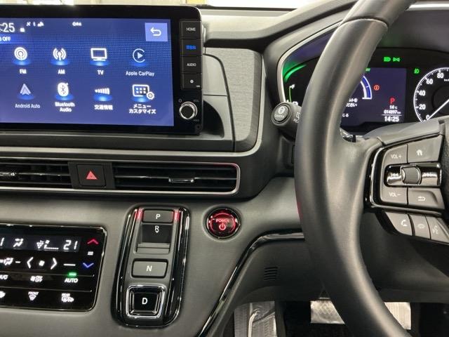 �z���_�����������[�i�r���ڂȂ̂ŁA�����ւ̃h���C�u�����C���������I�X�e�A�����O���葤�ɃI�[�f�B�I�֘A�̃R���g���[���X�C�b�`��z�u���Ă��܂��B���쎞�͎�������炷���ƂȂ��^�]�ɏW���ł��܂�