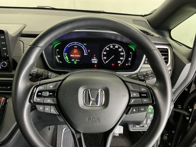 �X�e�A�����O�E�葤�Ɉ��S�^�]�x���@�\�̃z���_�Z���V���O���R���g���[������X�C�b�`�A���葤�ɃI�[�f�B�I�֘A�̃R���g���[���X�C�b�`��z�u�A��������炷���ƂȂ��^�]�ɏW���ł��܂�