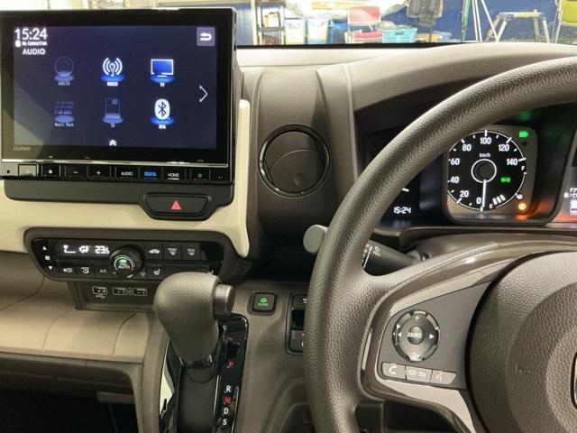 �z���_�����������[�i�r���ڂȂ̂ŁA�����ւ̃h���C�u�����C���������I�X�e�A�����O���葤�ɃI�[�f�B�I�֘A�̃R���g���[���X�C�b�`��z�u���Ă��܂��B���쎞�͎�������炷���ƂȂ��^�]�ɏW���ł��܂�