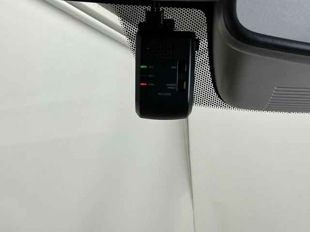 �܂����I�̎��̂��߂Ƀh���C�u���R�[�_�[�������Ă��܂��B�Փ˂����m����ƈ�莞�ԉ摜�������ۑ��ł���̂ň��S�ł�