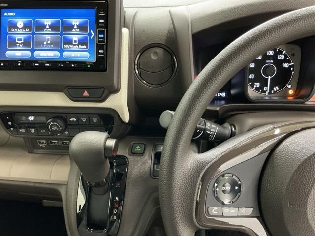 �z���_�����������[�i�r���ڂȂ̂ŁA�����ւ̃h���C�u�����C���������I�X�e�A�����O���葤�ɃI�[�f�B�I�֘A�̃R���g���[���X�C�b�`��z�u���Ă��܂��B���쎞�͎�������炷���ƂȂ��^�]�ɏW���ł��܂�