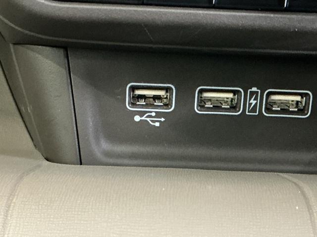 �t�r�a���͒[�q���Ă܂��B�t�r�a��������ڑ����ĉ��y�t�@�C���A�摜�t�@�C���A����t�@�C���Ȃǂ��i�r��ʂŊy���߂܂��@���ꕔ�̃f�B�X�v���C�I�[�f�B�I�A�b�c�`���[�i�[�̏ꍇ�͉��y�t�@�C���݂̂ƂȂ�܂�