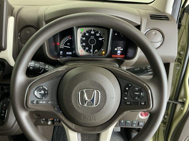 �X�e�A�����O�E�葤�Ɉ��S�^�]�x���@�\�̃z���_�Z���V���O���R���g���[������X�C�b�`�A���葤�ɃI�[�f�B�I�֘A�̃R���g���[���X�C�b�`��z�u�A��������炷���ƂȂ��^�]�ɏW���ł��܂�