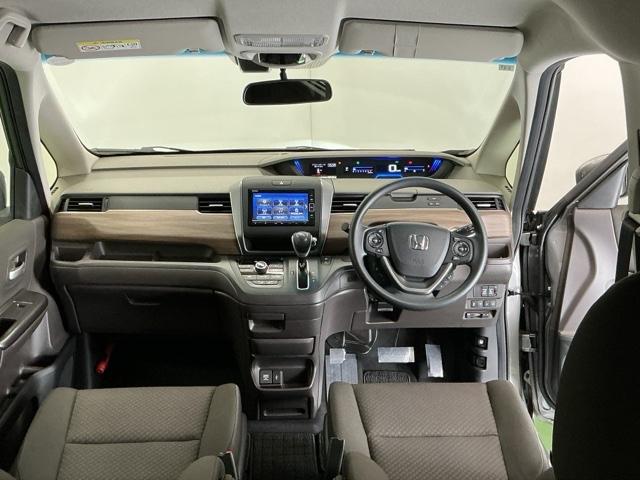 フリード Ｇ・ホンダセンシング　ナビ　Ｒカメラ　ブルートゥース　フルセグ　Ａクルコン　点検記録簿　ダブルエアバック　スマキー　セキュリティ　横滑防止装置　カラーバックモニター　ＬＥＤランプ　エアコン　ＵＳＢ入力　パワーウィンドウ（2枚目）
