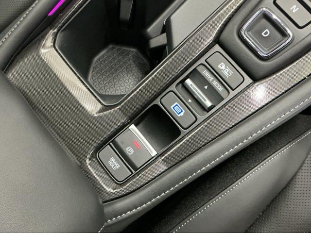 �p�[�L���O�u���[�L�̓X�}�[�g�ȓd�q���䎮�ƍ��킹�ďa�؎����Ƀu���[�L�y�_�����瑫�𗣂��Ă���ԏ�Ԃ�ێ����Ă����I�[�g�u���[�L�z�[���h�@�\�ŉ^�]���y�ɂȂ�܂��B�X�^�[�g�̓A�N�Z���y�_���𓥂ނ���