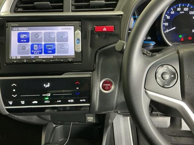 フィットハイブリッド Ｆパッケージ　ナビ　Ｒカメラ　ブルートゥース　ワンセグＴＶ　オートミラー　取説記録簿　イモビライザー　助手席エアバッグ　ＤＶＤ再生可　Ｓキー　エアバック　Ａストップ　Ｂモニ　横滑防止装置　オートエアコン　キーレス（3枚目）