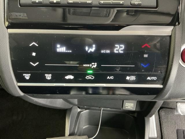 フィットハイブリッド Ｆパッケージ　ナビ　Ｒカメラ　ブルートゥース　ワンセグＴＶ　オートミラー　取説記録簿　イモビライザー　助手席エアバッグ　ＤＶＤ再生可　Ｓキー　エアバック　Ａストップ　Ｂモニ　横滑防止装置　オートエアコン　キーレス（14枚目）