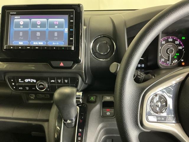 �z���_�����������[�i�r���ڂȂ̂ŁA�����ւ̃h���C�u�����C���������I�X�e�A�����O���葤�ɃI�[�f�B�I�֘A�̃R���g���[���X�C�b�`��z�u���Ă��܂��B���쎞�͎�������炷���ƂȂ��^�]�ɏW���ł��܂�