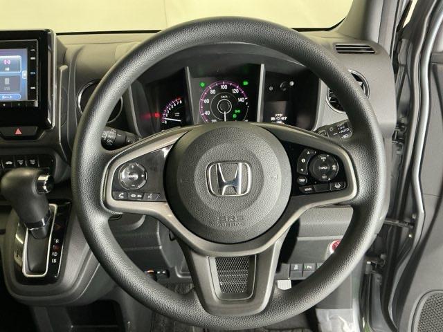 �X�e�A�����O�E�葤�Ɉ��S�^�]�x���@�\�̃z���_�Z���V���O���R���g���[������X�C�b�`�A���葤�ɃI�[�f�B�I�֘A�̃R���g���[���X�C�b�`��z�u�A��������炷���ƂȂ��^�]�ɏW���ł��܂�