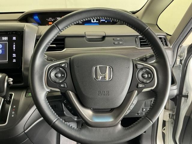 �X�e�A�����O�E�葤�Ɉ��S�^�]�x���@�\�̃z���_�Z���V���O���R���g���[������X�C�b�`�A���葤�ɃI�[�f�B�I�֘A�̃R���g���[���X�C�b�`��z�u�A��������炷���ƂȂ��^�]�ɏW���ł��܂�