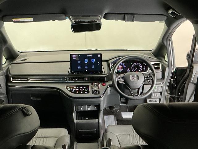 �h���C�o�[�𒆐S�Ɏ��R�Ɏ肪�͂��ʒu�ɂ`�s�Z���N�g���o�[��G�A�R���A�l�X�ȑ���X�C�b�`�Ȃǂ�z�u�A���쐫�ɗD��Ă��܂�