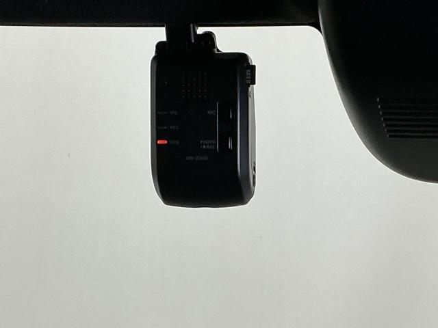 �܂����I�̎��̂��߂Ƀh���C�u���R�[�_�[�������Ă��܂��B�Փ˂����m����ƈ�莞�ԉ摜�������ۑ��ł���̂ň��S�ł�