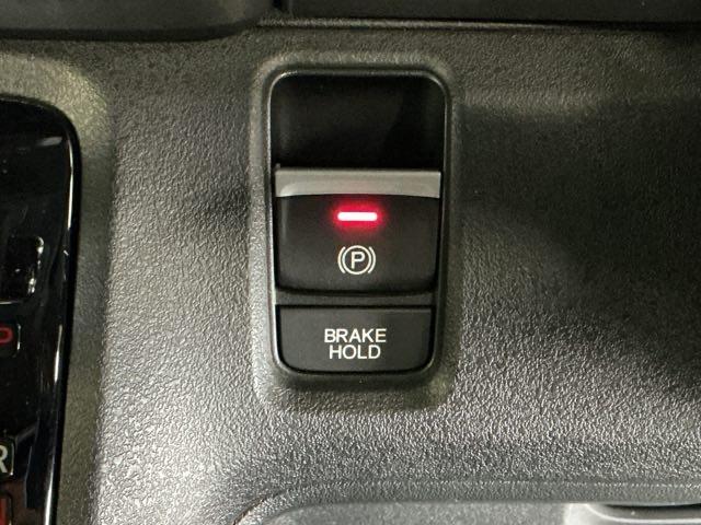 �p�[�L���O�u���[�L�̓X�}�[�g�ȓd�q���䎮�ƍ��킹�ďa�؎����Ƀu���[�L�y�_�����瑫�𗣂��Ă���ԏ�Ԃ�ێ����Ă����I�[�g�u���[�L�z�[���h�@�\�ŉ^�]���y�ɂȂ�܂��B�X�^�[�g�̓A�N�Z���y�_���𓥂ނ���