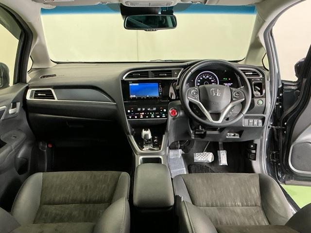 �h���C�o�[�𒆐S�Ɏ��R�Ɏ肪�͂��ʒu�ɂ`�s�Z���N�g���o�[��G�A�R���A�l�X�ȑ���X�C�b�`�Ȃǂ�z�u�A���쐫�ɗD��Ă��܂�