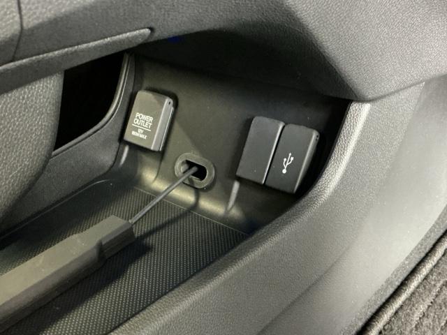 �t�r�a���͒[�q���Ă܂��B�t�r�a��������ڑ����ĉ��y�t�@�C���A�摜�t�@�C���A����t�@�C���Ȃǂ��i�r��ʂŊy���߂܂��@���ꕔ�̃f�B�X�v���C�I�[�f�B�I�A�b�c�`���[�i�[�̏ꍇ�͉��y�t�@�C���݂̂ƂȂ�܂�