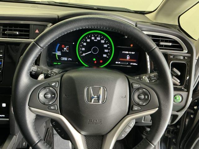 �X�e�A�����O�E�葤�Ɉ��S�^�]�x���@�\�̃z���_�Z���V���O���R���g���[������X�C�b�`�A���葤�ɃI�[�f�B�I�֘A�̃R���g���[���X�C�b�`��z�u�A��������炷���ƂȂ��^�]�ɏW���ł��܂�