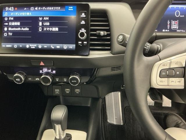 �z���_�����������[�i�r���ڂȂ̂ŁA�����ւ̃h���C�u�����C���������I�X�e�A�����O���葤�ɃI�[�f�B�I�֘A�̃R���g���[���X�C�b�`��z�u���Ă��܂��B���쎞�͎�������炷���ƂȂ��^�]�ɏW���ł��܂�