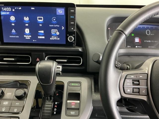 �z���_�����������[�i�r���ڂȂ̂ŁA�����ւ̃h���C�u�����C���������I�X�e�A�����O���葤�ɃI�[�f�B�I�֘A�̃R���g���[���X�C�b�`��z�u���Ă��܂��B���쎞�͎�������炷���ƂȂ��^�]�ɏW���ł��܂�