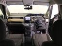 パーキングブレーキはフット式なので運転席と助手席の間はすっきり、移動も楽々です。さっと手が届く位置にＡＴセレクトレバーやエアコンスイッチなどがあり操作性に優れています