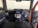 パーキングブレーキはフット式なので運転席と助手席の間はすっきり、移動も楽々です。さっと手が届く位置にＡＴセレクトレバーやエアコンスイッチなどがあり操作性に優れています