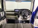パーキングブレーキはフット式なので運転席と助手席の間はすっきり、移動も楽々です。さっと手が届く位置にATセレクトレバーやエアコンスイッチなどがあり操作性に優れています