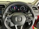 ステアリング右手側に安全運転支援機能のホンダセンシングをコントロールするスイッチ、左手側にオーディオ関連のコントロールスイッチを配置、視線を逸らすことなく運転に集中できます