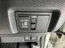 ベースグレード　ＬＥＤヘッドライト　運転席・助手席シートヒーター　ＣＭＢＳ　ベンチシート　オートエアコン　スマートキ　盗難防止装置　クルコン　パワーステアリング　エアバッグ　ＥＳＣ　パワーウインドウ　オートライト（23枚目）