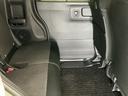 ベースグレード　ＬＥＤヘッドライト　運転席・助手席シートヒーター　ＣＭＢＳ　ベンチシート　オートエアコン　スマートキ　盗難防止装置　クルコン　パワーステアリング　エアバッグ　ＥＳＣ　パワーウインドウ　オートライト（51枚目）