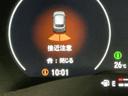 パーキングセンサーシステムは走行中に障害物が迫ると音と表示でお知らせ、低速走行時時の安心感を高めます