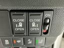 パワースライドドアの開閉はスマートキーのリモコンやドアノブは勿論、運転席側のスイッチ操作でも開閉ができ、安全・簡単です