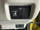 【助手席側パワースライドドア】です。リモコンや運転席のスイッチ操作で楽々自動開閉。