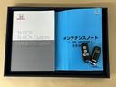 メンテナンスノート【点検整備記録簿・保証書】、取説も揃ってます。スマートキーはバッグなどにしまったままボタン操作でエンジン始動・停止やハイブリッドシステムの起動や停止ができて大変便利です