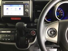 ホンダ純正メモリーナビ搭載なので、遠方へのドライブもお任せ下さい！ステアリング左手側にオーディオ関連のコントロールスイッチを配置しています。操作時は視線を逸らすことなく運転に集中できます 3