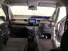 パーキングブレーキはフット式なので運転席と助手席の間はすっきり、移動も楽々です。さっと手が届く位置にＡＴセレクトレバーやエアコンスイッチなどがあり操作性に優れています 2